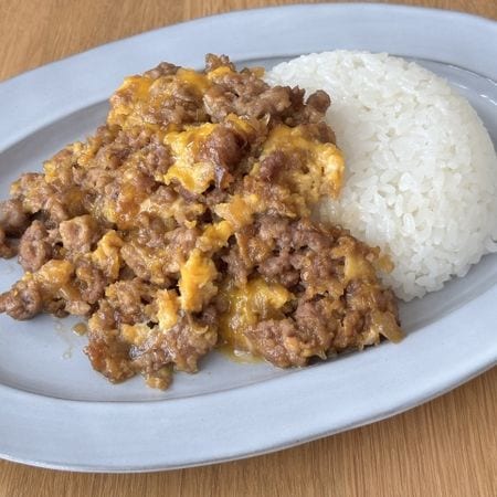 【甘辛味でご飯が進む！】パパッと作れて大満足「ひき肉の卵とじ丼」