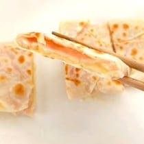 【餃子の皮が余ったらコレ作って！】とろ〜りチーズが絶品の「ブリトー風」