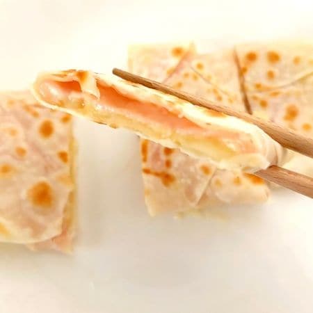 【餃子の皮が余ったらコレ作って！】とろ〜りチーズが絶品の「ブリトー風」
