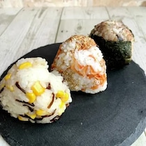 ポリ袋でおにぎりを作ると自然と三角に！子どもと試したいふりふりおにぎり&味噌玉づくりで災害に備えよう