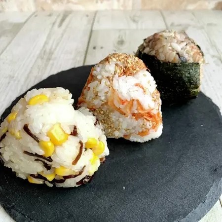 ポリ袋でおにぎりを作ると自然と三角に！子どもと試したいふりふりおにぎり&味噌玉づくりで災害に備えよう
