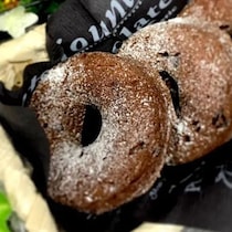 【混ぜて焼くだけ！】「ホットケーキミックス」で作るふわふわ揚げないドーナツ