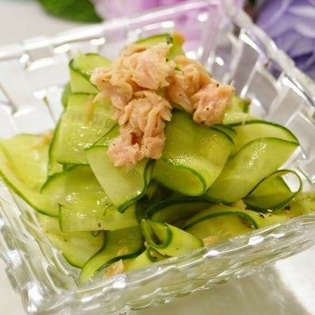 【きゅうり、この食べ方にハマった〜!】ピーラーで作るリボンきゅうりサラダ