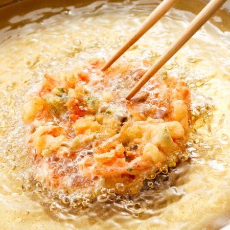 【これを入れるだけ!】驚くほど天ぷらがサックサクになるコツ