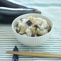 【なすがあったらぜひコレ作って！】新しいなすの食べ方の正解◎とろ旨「なすの炊き込みご飯」