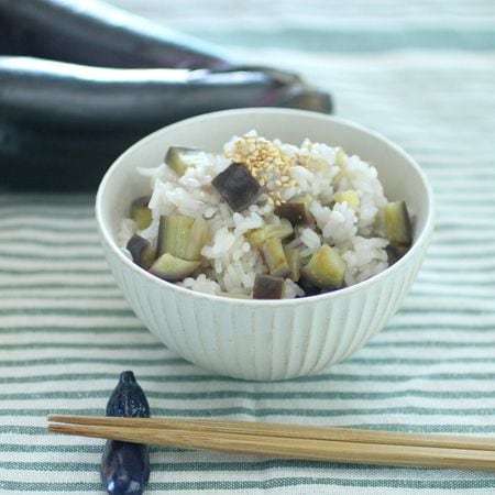 【なすがあったらぜひコレ作って!】新しいなすの食べ方の正解◎とろ旨「なすの炊き込みご飯」