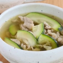 【煮込まないのにコク旨◎】素材の旨みがギュッと詰まった「ごちそう時短スープ」