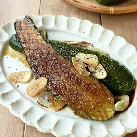 お肉よりおいしいかも⁈焼くだけでとろ旨ズッキーニステーキ