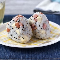 夏休みランチにも！1つで満腹「チーズおにぎり」3選