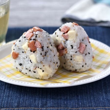 夏休みランチにも!1つで満腹「チーズおにぎり」3選