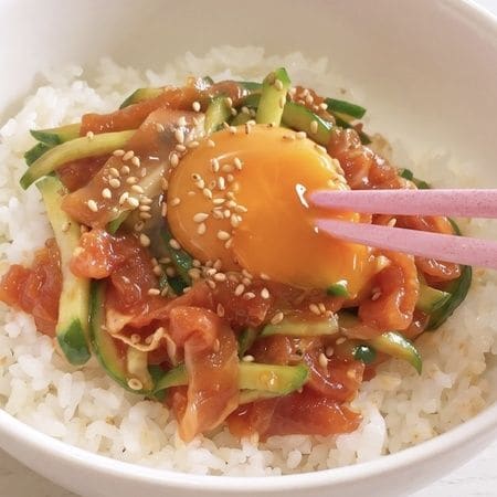 【禁断の味を生ハムで再現】殿堂入りも!火を使わずご飯にもお酒にも合うユッケ風レシピ