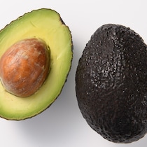 【食べごろのアボカドは◯◯を見る！】見極め方と保存の仕方