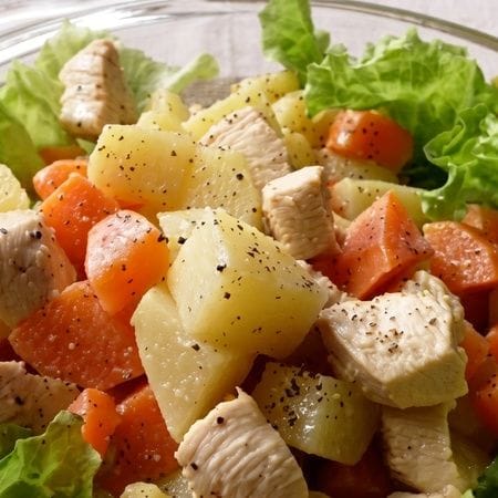 疲れた日でもペロリ!さっぱりなのに大満足の「肉たっぷりサラダ」