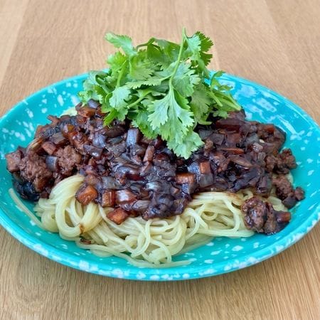 【つるつるもちもちの麺が◎】甘くて濃厚な味噌味が食欲そそる!韓国風「ジャジャン麺」