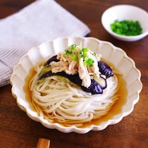 【夏休みランチ問題はこれで解決】火を使わず子どもも作れる「冷凍うどんランチ」4選