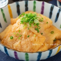 【お鍋もフライパンも不要】タッパーに入れてチンするだけ！油揚げがレンジ5分で味が染みっ染みの「夏の神副菜」に