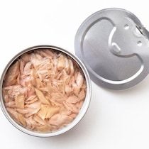 早ワザ！手がベタベタしない「ツナ缶の油」を簡単に切る方法
