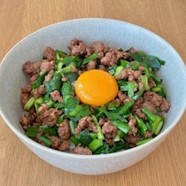 【早い！安い！うまい！】パパッと作れてスタミナ満点「ニラのそぼろ丼」
