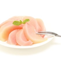 「えっ、桃って皮ごとチンしていいの!?」レンジでほったらかすだけ、お店級の甘さが爆発する「絶品コンポート」