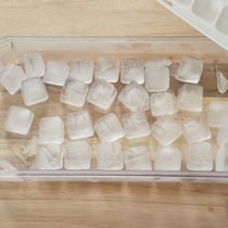 夏の氷ストックはこれ！スリコ＆ニトリの「一撃で外れる」進化系製氷器が便利すぎた