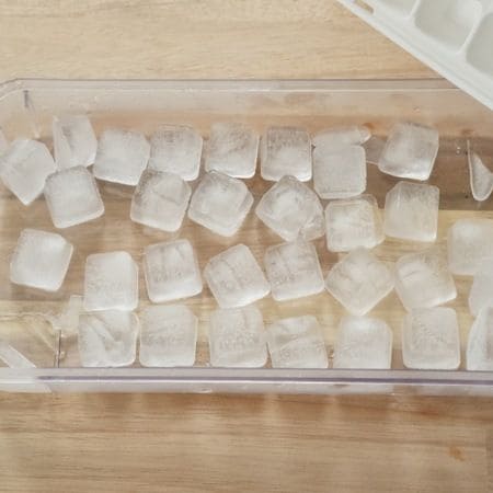 夏の氷ストックはこれ！スリコ＆ニトリの「一撃で外れる」進化系製氷器が便利すぎた