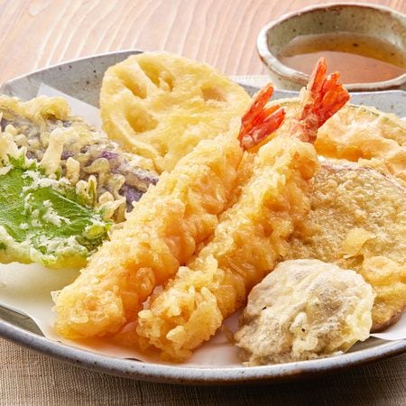 【じつはそれ、〇〇入れるのが正解！】お盆に大活躍の「天ぷらをサクサクに揚げるコツ」