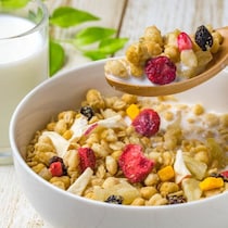 「グラノーラ=健康食の落とし穴？」朝の血糖値スパイクを抑える食べ方を管理栄養士が解説！