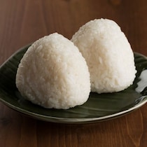 知っている？おにぎりを食べやすくする海苔の巻き方はコレ！