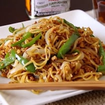 【焼きそばのマンネリを解消！】身近なものを足すだけ絶品アレンジ4選