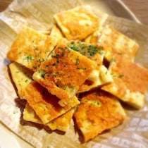【油揚げは“煮る”より焼くのが大正解！】一度食べたらもう戻れない、サクサク感がクセになる「悪魔的な食べ方」3選