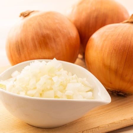 【玉ねぎでもう二度と泣かない】切るときに驚くほど目にしみない「神ワザ4選」