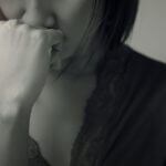 寂しさに押しつぶされそうな夜に…心が軽くなる対処法とは？