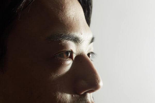 自意識過剰になってしまう心理とは