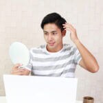 自意識過剰な人の特徴と原因｜周囲とうまくやるための克服法