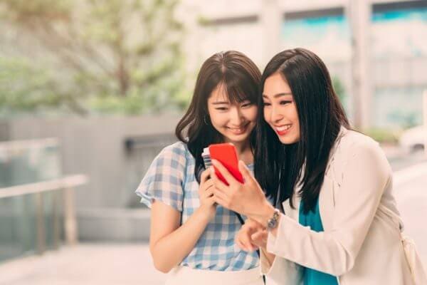 内向的な人の恋は、外向的な人に助けてもらう