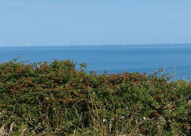 風車が加わったノルマンディの海岸の風景【フランス】