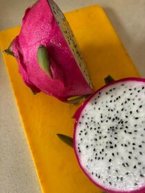 青空マーケットで見かけた巨大なドラゴンフルーツ【オーストラリア】