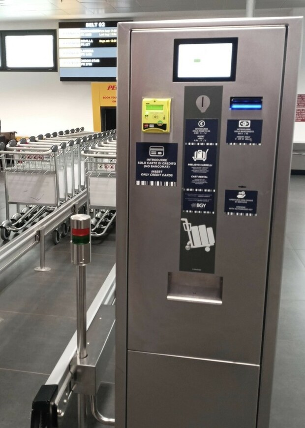イタリアの空港、荷物移動のカートは有料です【イタリア】