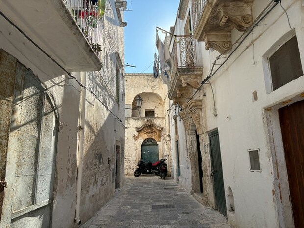 丘の上に佇む「白い町」オストゥーニに恋をする!【イタリア】