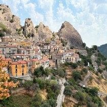 「イタリアの最も美しい村」のひとつ、山間の村カステルメッツァーノ【イタリア】