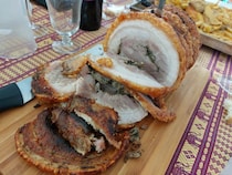 男性たちによる豪快な肉料理！ポルケッタもサルシッチャもワインにピッタリ【イタリア】