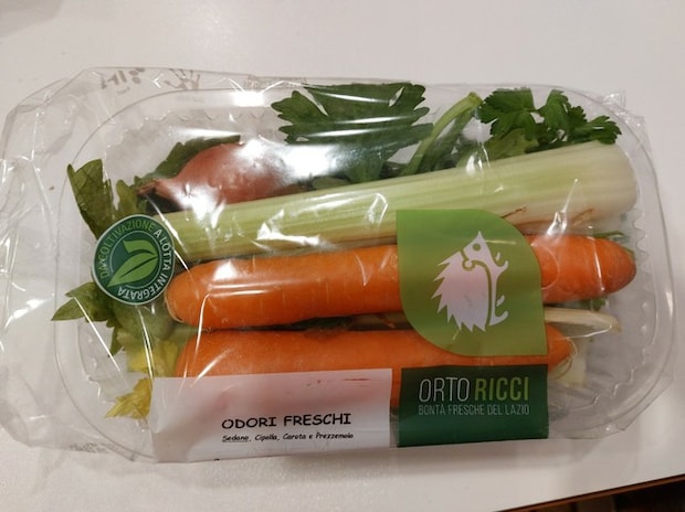 イタリア料理のベース「ソフリット」とは?スーパーでセットで販売されている野菜【イタリア】