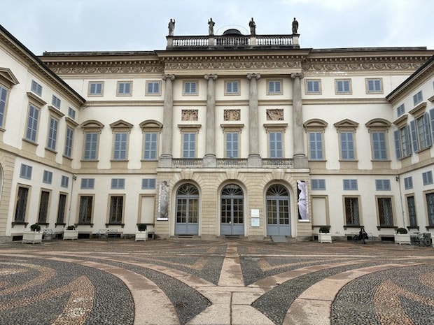 緑に包まれたミラノ市立近代美術館【イタリア】