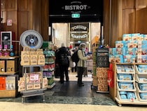 ミラノ中央駅のホーム階にあるビストロ【イタリア】