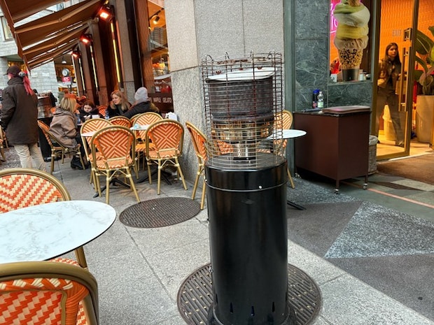 屋外席にこんなレトロヒーターありました【イタリア】