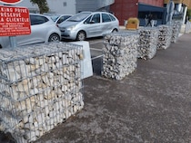 公園やスーパーでもナチュラルな石垣【フランス】