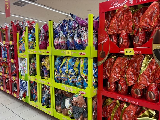 イースター前のスーパーに並ぶ卵型の巨大チョコ【イタリア】