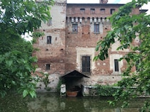 美しい水城が佇む人口70人の村【イタリア】