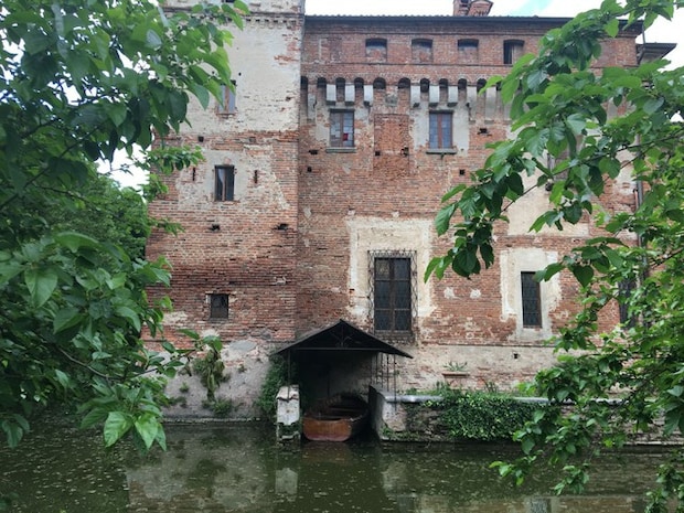 美しい水城が佇む人口70人の村【イタリア】