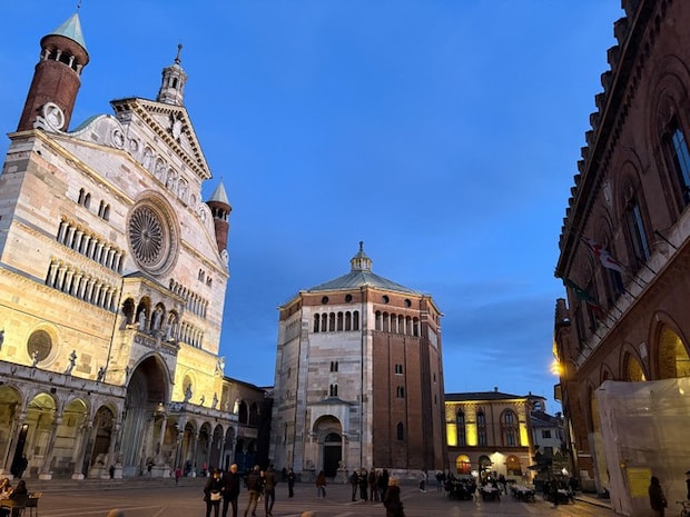 洗練された美しさに包まれるクレモナ旧市街地の夜【イタリア】